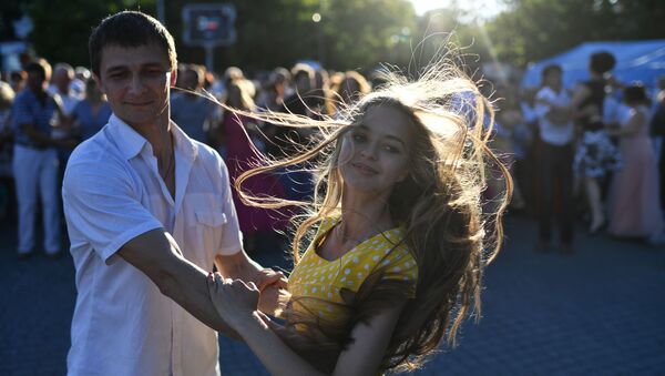 Молодые люди танцуют на общегородском балу на площади Нахимова в Севастополе - Sputnik Việt Nam