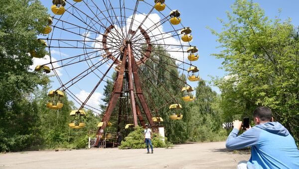 Khách du lịch trong chuyến tham quan khu vực cách ly của nhà máy điện hạt nhân Chernobyl mang tên Vladimir Ilyich Lenin tại thành phố Pripyat - Sputnik Việt Nam