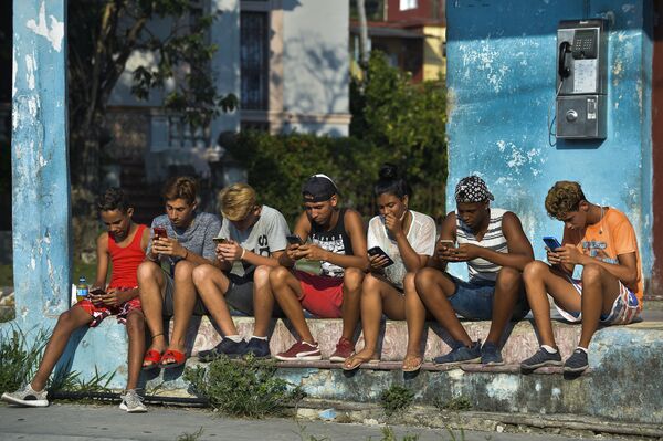 Người trẻ Cuba với điện thoại di động trên đường phố Havana - Sputnik Việt Nam