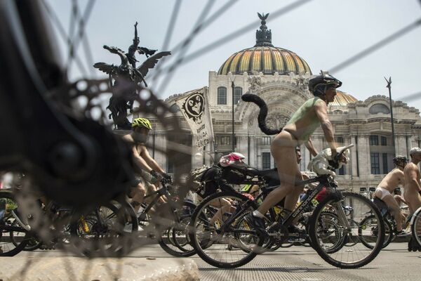 Những người tham gia chuyến đi xe đạp trần thế giới ở Mexico City - Sputnik Việt Nam