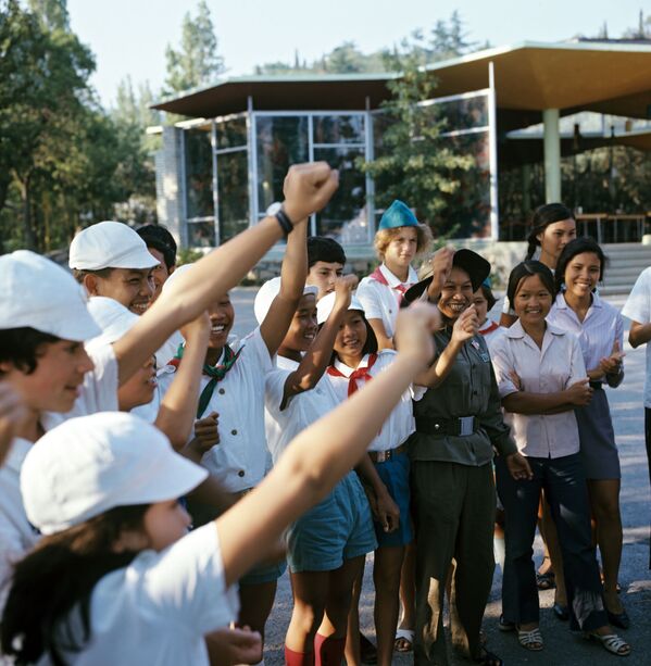 Các em học sinh Việt Nam trong trại hè thiếu nhi Artek - Sputnik Việt Nam