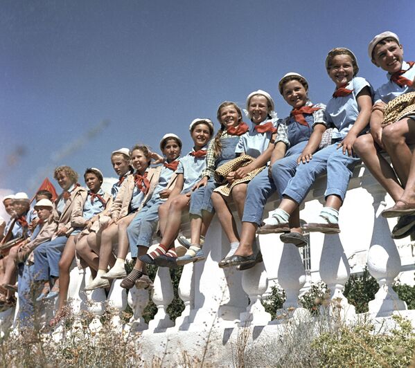 Các học sinh đi nghỉ trong trại hè thiếu nhi Artek, năm 1963 - Sputnik Việt Nam