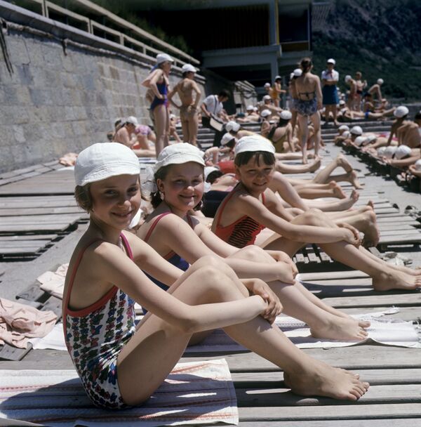 Trẻ em trên bãi biển Trại hè thiếu nhi Artek, năm 1973 - Sputnik Việt Nam