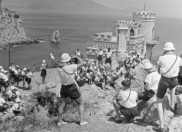Các đội viên thiếu niên tiền phong Artek chụp ảnh bên lâu đài Tổ yến, năm 1958 - Sputnik Việt Nam