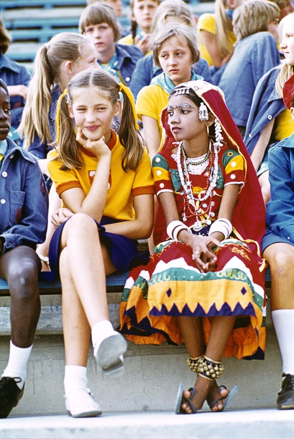 Các em thiếu niên Inna Starostina từ Liên Xô và Sujat Gkisepetti từ Ấn Độ trong trại hè Artek, năm 1978 - Sputnik Việt Nam