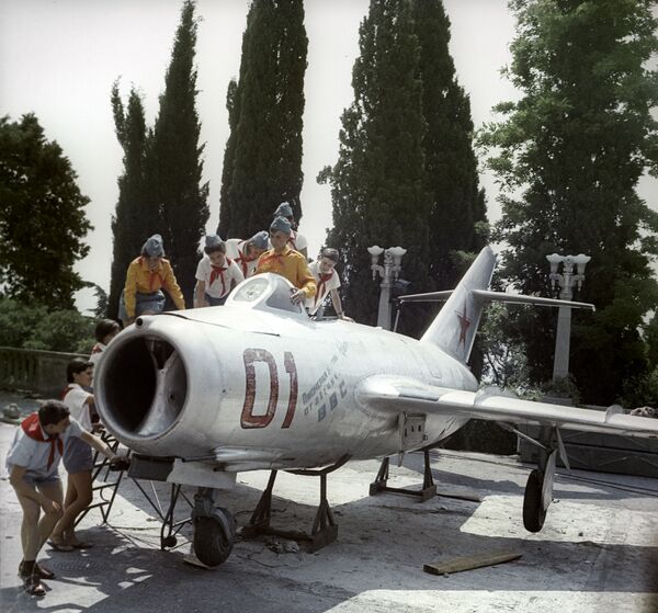 Máy bay chiến đấu phản lực - món quà các phi công Không quân tặng các đội viên thiếu niên tiền phong trại Artek, năm 1967 - Sputnik Việt Nam
