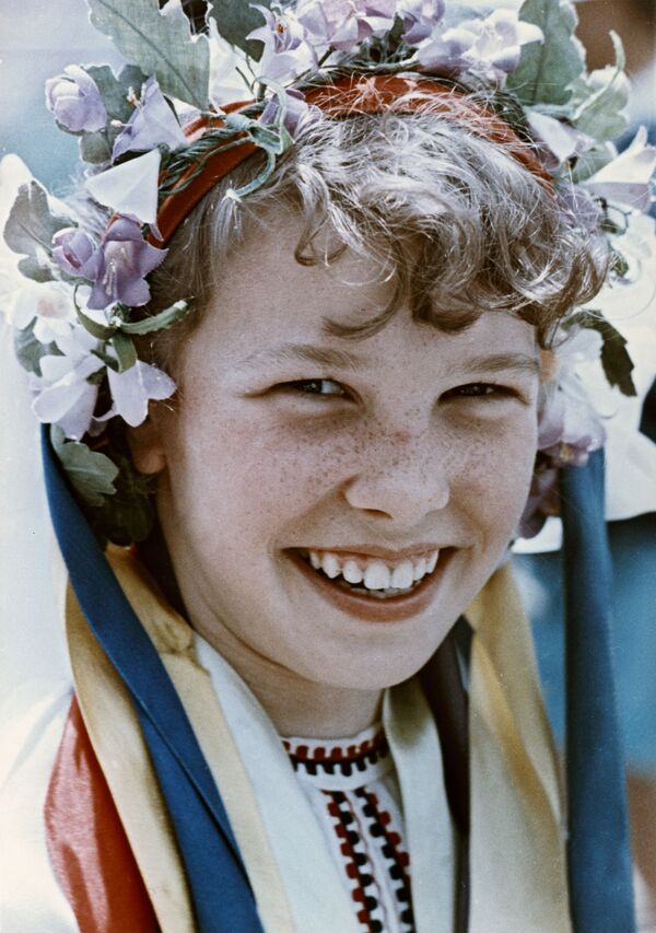 Nữ đội viên thiếu niên tiền phong Liên Xô trong trang phục dân tộc Ukraina ở trại hè thiếu nhi Artek, năm 1965 - Sputnik Việt Nam
