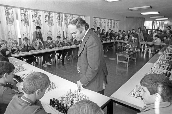 Nhà vô địch thế giới Mikhail Tal hướng dẫn các em thiếu nhi chơi cờ tại Trại hè Artek, năm 1977 - Sputnik Việt Nam