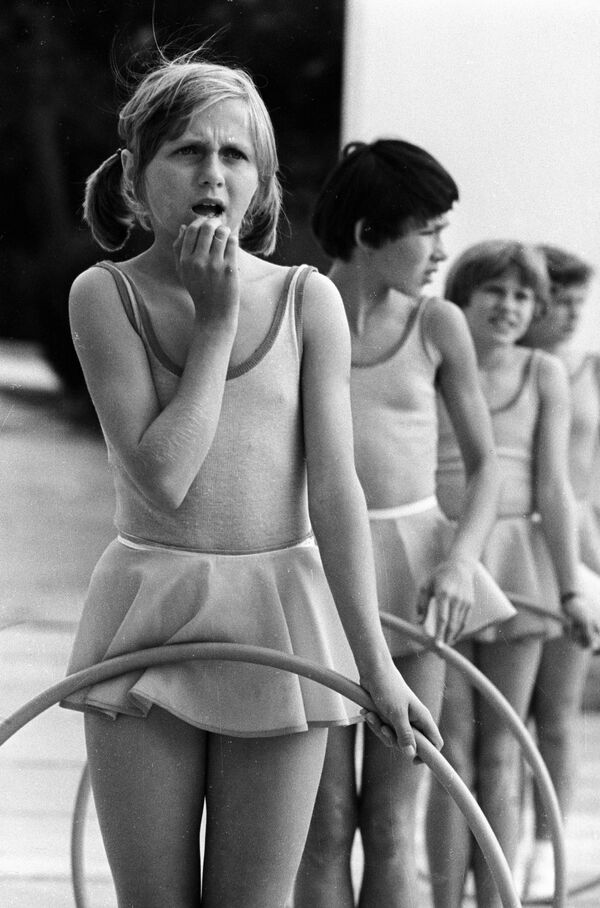 Các cô bé ở trại hè thiếu nhi Artek trước khi tham gia các trò chơi thể thao thiếu nhi toàn Liên Xô, năm 1977 - Sputnik Việt Nam
