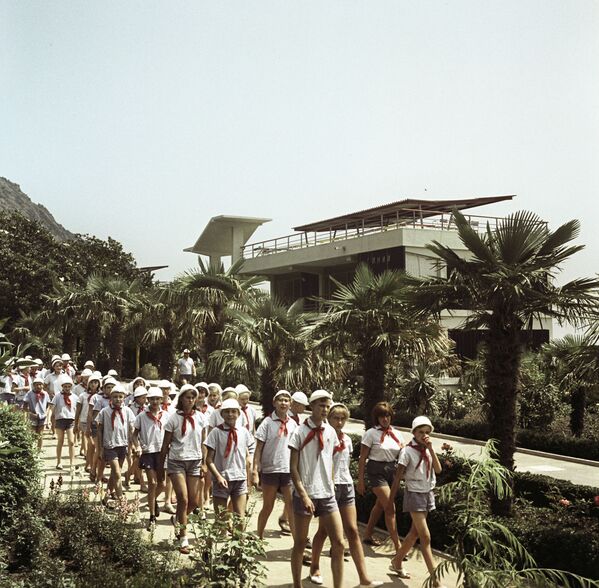 Đi dạo trong Trại thiếu nhi Artek ở Crưm, năm 1967 - Sputnik Việt Nam