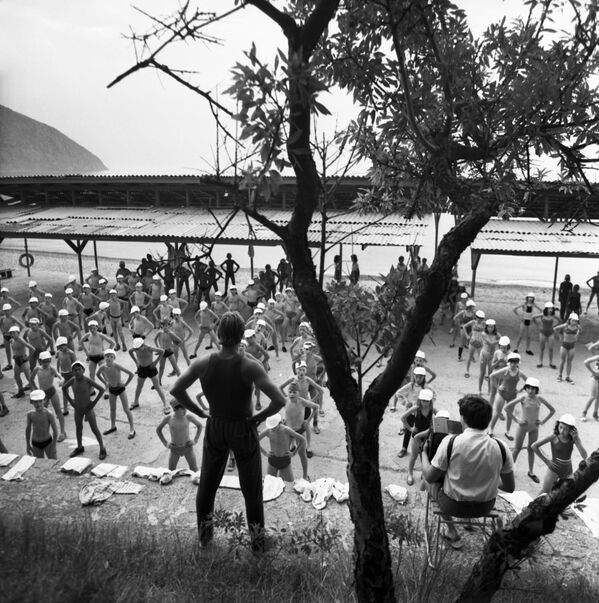 Tập thể dục buổi sáng trong trại hè thiếu nhi Artek, năm 1975 - Sputnik Việt Nam