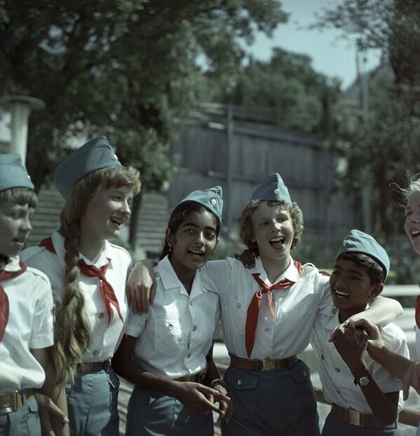 Trẻ em Liên Xô và Ấn Độ trong trại hè thiếu nhi Artek, năm 1968 - Sputnik Việt Nam