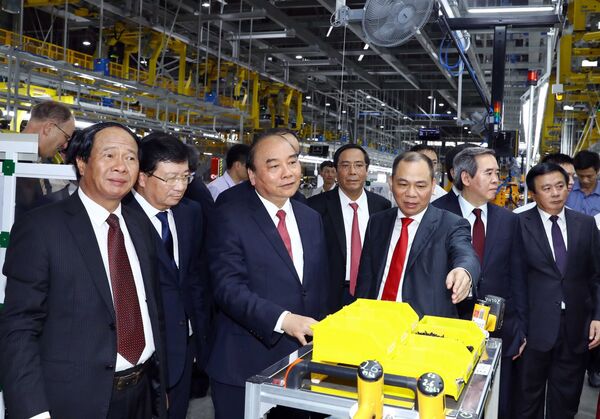 Thủ tướng đi thử xe do Chủ tịch Vingroup Phạm Nhật Vượng cầm lái: Ôtô Việt Nam là niềm tự hào dân tộc Thủ tướng đi thử xe do Chủ tịch Vingroup Phạm Nhật Vượng cầm lái: Ôtô Việt Nam là niềm tự hào dân tộc - Sputnik Việt Nam