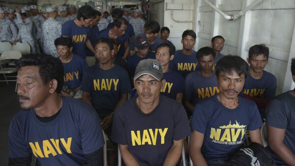 Các thủy thủ người Philippines được cứu hộ trên tàu BRP Ramon Alcuaz - Sputnik Việt Nam
