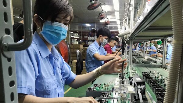 Dây chuyền sản xuất các thiết bị điện, điện tử tại Công ty cổ phần Thiết bị điện VI-NA-SI-No (VSEE JSC) tại khu công nghiệp Long Hậu (Long An).  - Sputnik Việt Nam