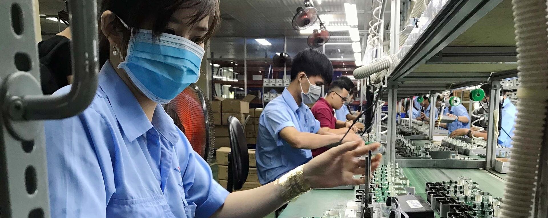 Dây chuyền sản xuất các thiết bị điện, điện tử tại Công ty cổ phần Thiết bị điện VI-NA-SI-No (VSEE JSC) tại khu công nghiệp Long Hậu (Long An).  - Sputnik Việt Nam, 1920, 17.06.2019