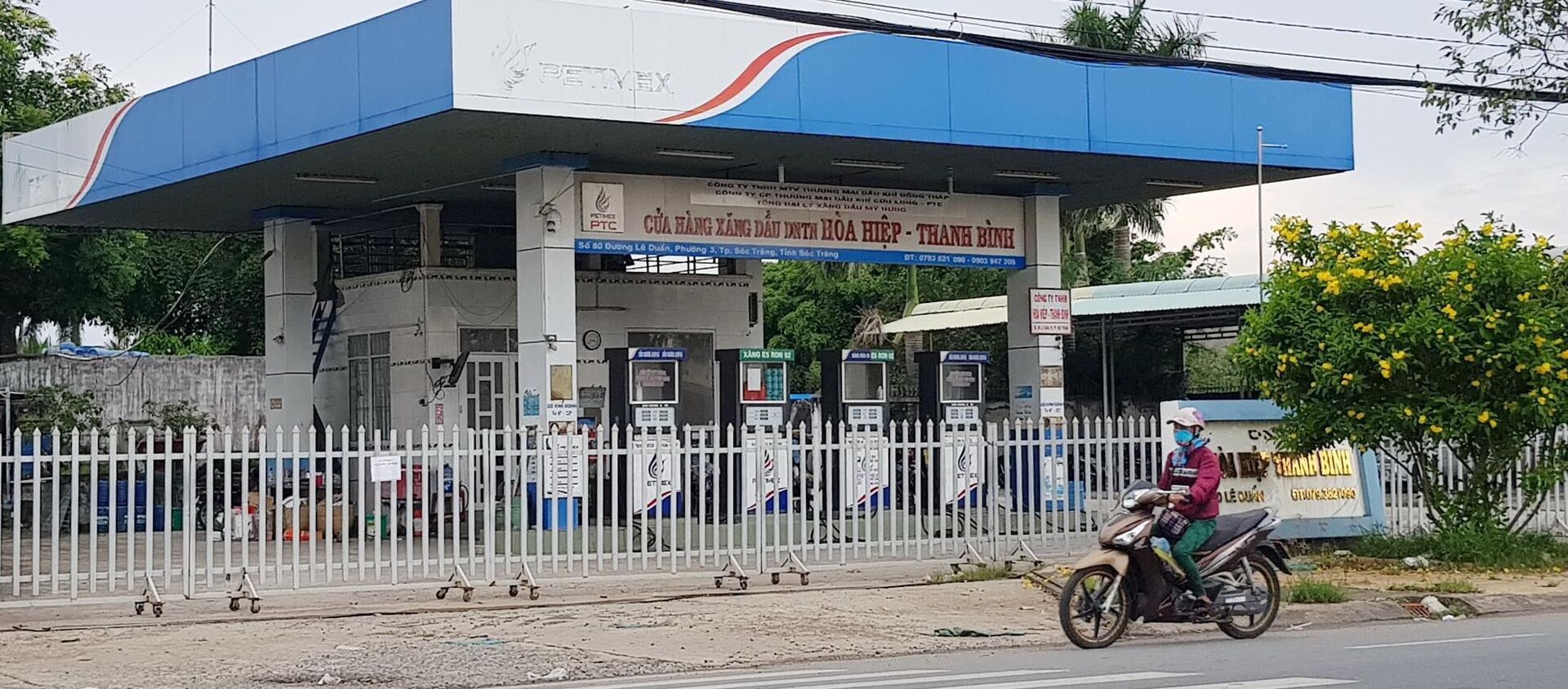 Cửa hàng xăng dầu do Trịnh Sướng thuê trên đường Lê Duẩn (TP Sóc Trăng) đã đóng cửa - Sputnik Việt Nam, 1920, 08.10.2019