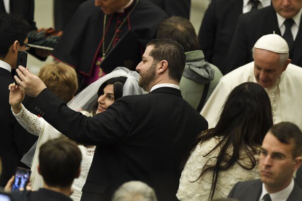 Các cặp vợ chồng mới cưới selfie với Giáo hoàng Francis tại Vatican - Sputnik Việt Nam