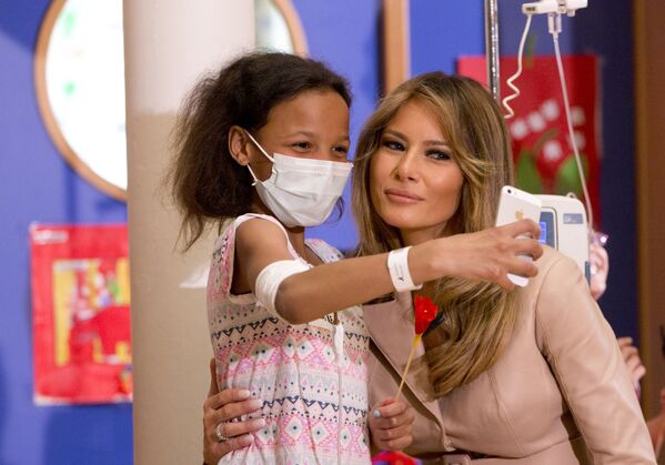 Một cô gái chụp ảnh selfie với đệ nhất phu nhân Hoa Kỳ Melania Trump trong Bệnh viện “Nữ hoàng Fabiola” ở Brussels - Sputnik Việt Nam