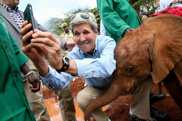 Ngoại trưởng Hoa Kỳ John Kerry chụp ảnh tự sướng với một con voi ở Công viên quốc gia Nairobi - Sputnik Việt Nam