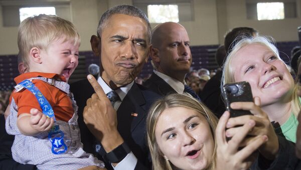 Tổng thống Mỹ Barack Obama và những người ủng hộ  bao quanh, chụp ảnh selfie với ông - Sputnik Việt Nam