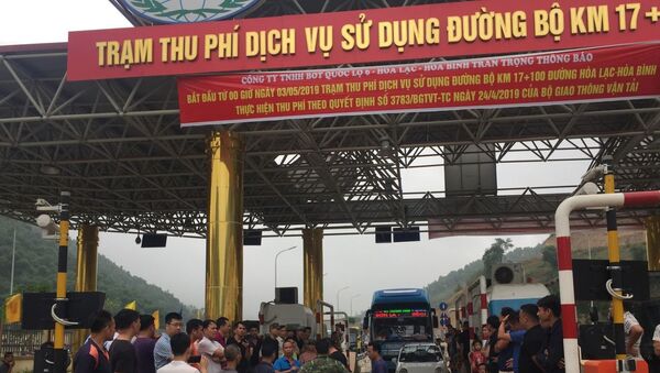 Người dân phản đối việc thu phí chưa hợp lý tại Trạm thu phí QL6 - Hòa Lạc, Hòa Bình.  - Sputnik Việt Nam