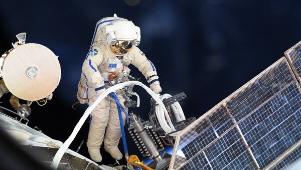 Российский космонавт во время выхода в открытый космос - Sputnik Việt Nam