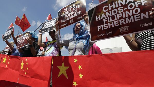 Người biểu tình tại Công viên Rizal ở Manila lên án một sự cố gần đây khi một tàu cá Trung Quốc va chạm một tàu cá Philippines - Sputnik Việt Nam
