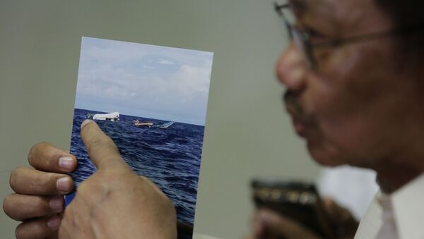 Bộ trưởng Nông nghiệp Philippines trình bức ảnh chụp tàu cá Philippines gặp nạn trong buổi họp báo hôm 17/6. - Sputnik Việt Nam