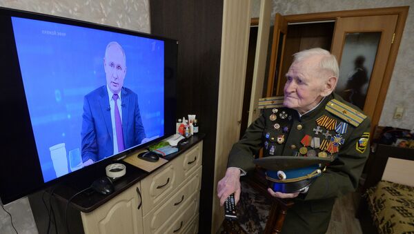 Cựu chiến binh Chiến tranh Vệ quốc vĩ đại, Mikhail Rezepin xem Giao lưu trực tuyến với Tổng thống Vladimir Putin 2019 - Sputnik Việt Nam