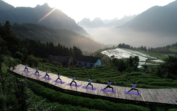 Người tập yoga ở Trương Gia Giới, Trung Quốc - Sputnik Việt Nam
