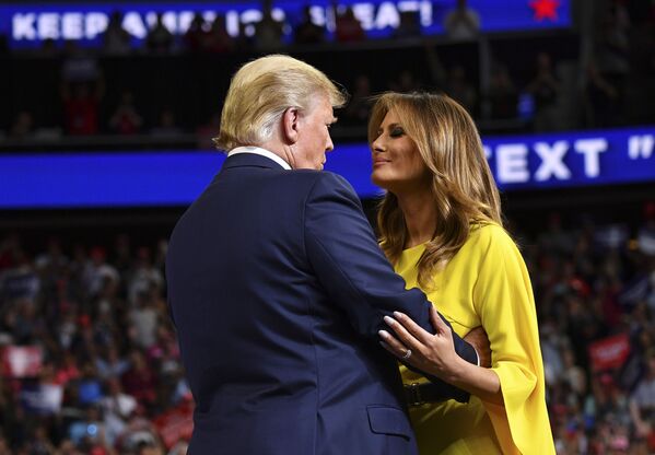 Tổng thống Mỹ Donald Trump và phu nhân Melania Trump tại cuộc gặp cử tri ở Orlando - Sputnik Việt Nam