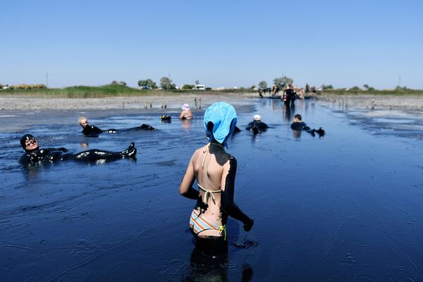 Du khách tắm bùn tại hồ Chokrak ở Crưm  - Sputnik Việt Nam