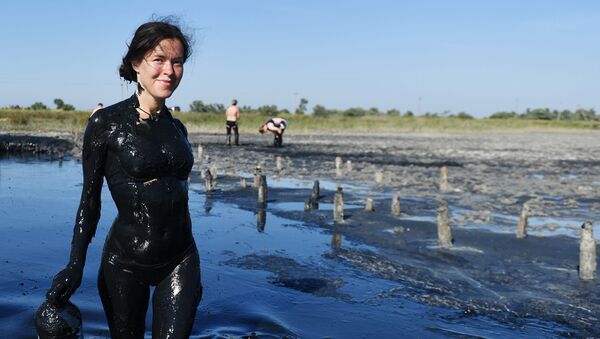 Nghỉ ngơi sau khi tắm bùn tại hồ Chokrak ở Crưm  - Sputnik Việt Nam