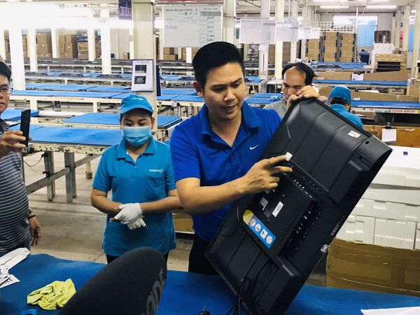“Made in Vietnam” nhìn từ nghi án hàng Trung Quốc đội lốt hàng Việt của Asanzo “Made in Vietnam” nhìn từ nghi án hàng Trung Quốc đội lốt hàng Việt của Asanzo - Sputnik Việt Nam