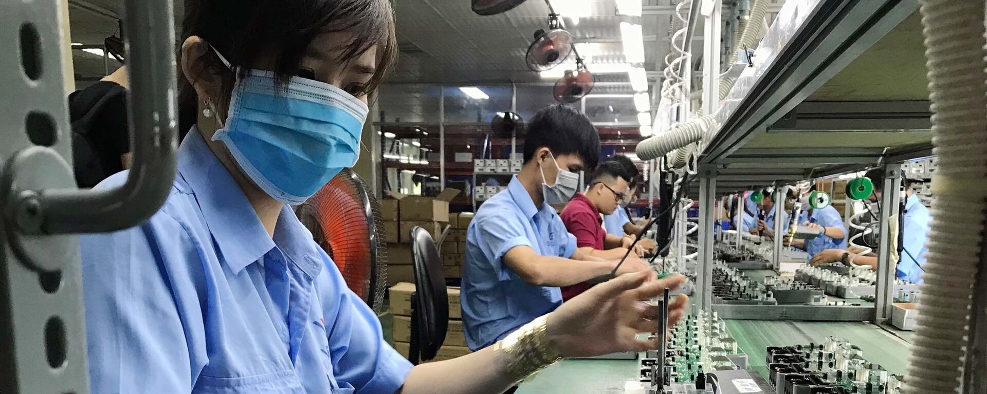 Dây chuyền sản xuất các thiết bị điện, điện tử tại Công ty cổ phần Thiết bị điện VI-NA-SI-No (VSEE JSC) tại khu công nghiệp Long Hậu (Long An).  - Sputnik Việt Nam, 1920, 11.07.2019