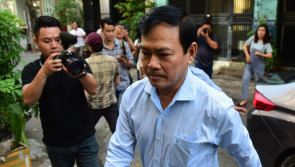 Nguyễn Hữu Linh đến tòa và chạy thẳng lên phòng xét xử trốn ống kính phóng viê - Sputnik Việt Nam