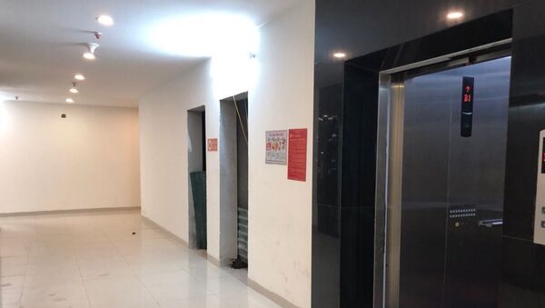 Khu vực phòng kỹ thuật – sảnh thang máy tầng hầm B1 -102 chung cư CT1 Usilk City nơi nữ khách đi vệ sinh không có cửa chỉ được che tạm bằng tấm tôn  - Sputnik Việt Nam