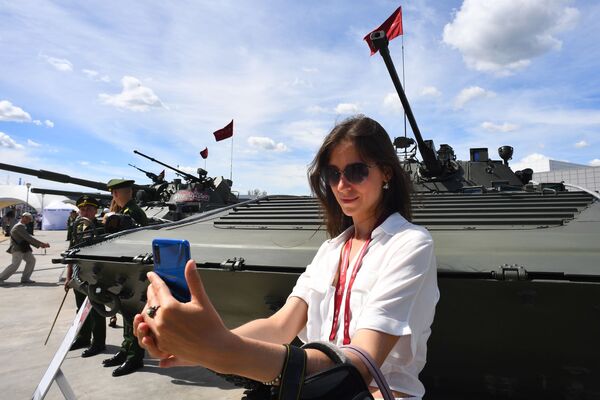Vị khách nữ chụp ảnh bên xe chiến đấu bộ binh BMP-2 trong Diễn đàn Kỹ thuật-Quân sự Quốc tế Army-2019 - Sputnik Việt Nam