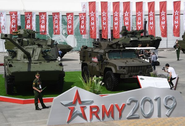 Pháo tự hành cỡ nòng 120 mm 2S42 Lotos và súng cối tự hành Drok trên cơ sở xe bọc thép Tigr-M tại Diễn đàn Kỹ thuật-Quân sự Quốc tế Army-2019 - Sputnik Việt Nam