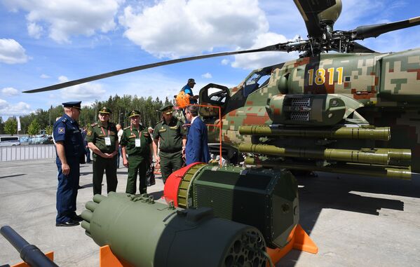 Các vị khách xem trang bị của trực thăng tấn công Mi-28NE tại Diễn đàn Kỹ thuật-Quân sự Quốc tế Army-2019 - Sputnik Việt Nam