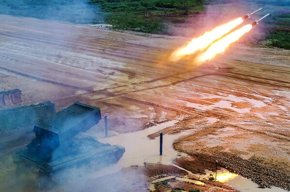 Bắn đạn thật từ hệ thống hỏa lực hạng nặng “Solntsepec” trong thời gian trình diễn năng động của các loại vũ khí quân sự-thiết bị đặc biệt hiện đại và triển vọng tại Diễn đàn Kỹ thuật-Quân sự Quốc tế Army-2019 - Sputnik Việt Nam