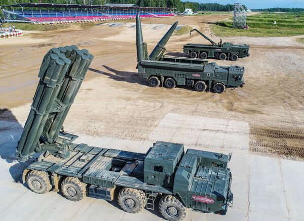 Chiến xa của hệ thống dàn tên lửa hỏa lực “Smerch”, pháo tự hành 9P78-1 “Iskander” và xe vận chuyển-tiếp đạn 9T234 (từ trái sang phải)  tại Diễn đàn Kỹ thuật-Quân sự Quốc tế Army-2019 - Sputnik Việt Nam