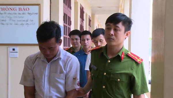  Bắt giữ các đối tượng huỷ hoại tài sản, gây rối trật tự công cộng.  - Sputnik Việt Nam