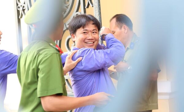 Vợ cũ Chiêm Quốc Thái lãnh 18 tháng tù, người thân vỗ tay mừng Vợ cũ Chiêm Quốc Thái lãnh 18 tháng tù, người thân vỗ tay mừng - Sputnik Việt Nam