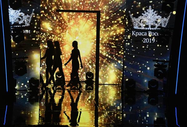 Những thí sinh tham gia Festival sắc đẹp và tài năng lần thứ 25 Krasa Rossii-2019  trong phòng hòa nhạc tại  Vegas City Hall  - Sputnik Việt Nam
