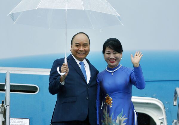 Thủ tướng Chính phủ Nguyễn Xuân Phúc và Phu nhân tại Sân bay quốc tế Kansai, Osaka.  - Sputnik Việt Nam
