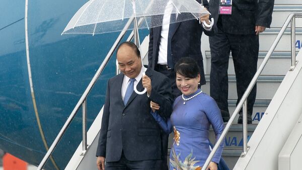 Thủ tướng Nguyễn Xuân Phúc và Phu nhân đến sân bay quốc tế Kansai, Osaka dự Hội nghị G20 - Sputnik Việt Nam