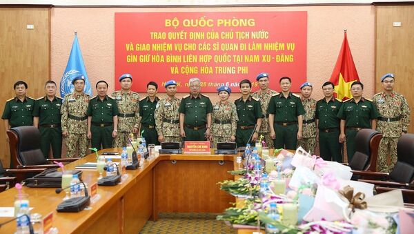 Thượng tướng Nguyễn Chí Vịnh chụp ảnh chung cùng các sĩ quan đi làm nhiệm vụ gìn giữ hòa bình Liên hợp quốc.  - Sputnik Việt Nam