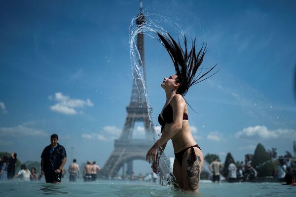 Cô gái trong khi tắm tại đài phun nước ở Paris - Sputnik Việt Nam